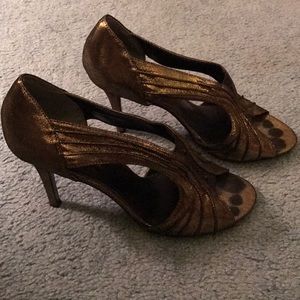 🔥PRICE DROP🔥Black and gold heels